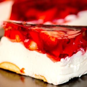 sernik na zimno z ricotty z truskawkami