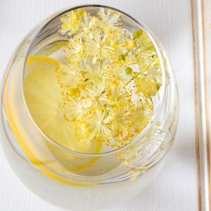 lemoniada z kwiatami lipy