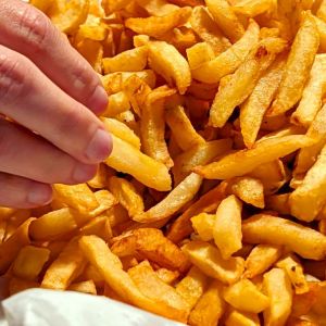 chrupiące frytki - moczenie ziemniaków w occie
