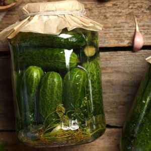 ogórki kiszone z lubczykiem