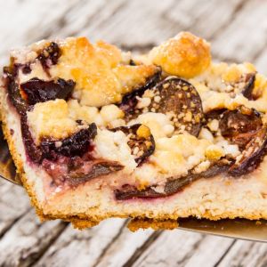 ciasto ze śliwkami - posypanie kruchego spodu mąką i cukrem