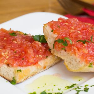 smarowanie pieczywa  pomidorem