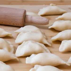 jak rozwałkować ciasto na pierogi