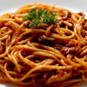 spaghetti z karmelizowaną cebulą