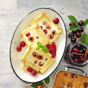 Biszkopt z musem waniliowymi czereśniami