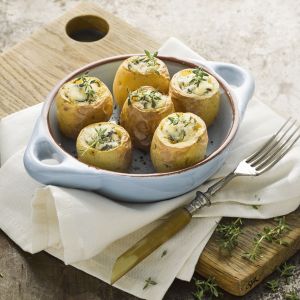 Młode ziemniaki faszerowane kozim serem