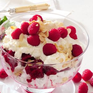 Deser bezowy z malinami