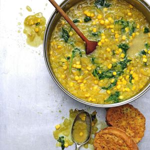 Zupa cebulowa z kukurydzą i jajeczną grzanką