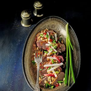 Wolno pieczona kaczka z jabłkami i fistaszkami