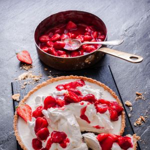 Mrożony sernik z truskawkami i bitą śmietaną