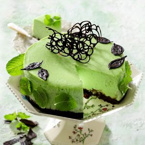 Sernik miętowy na czekoladowym spodzie