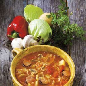 Zupa ziemniaczana z kiełbasą i pieczarkami