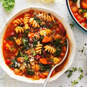 Zupa minestrone z jarmużem