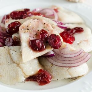 Śledzie z żurawiną