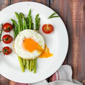 Szparagi z jajkiem sadzonym