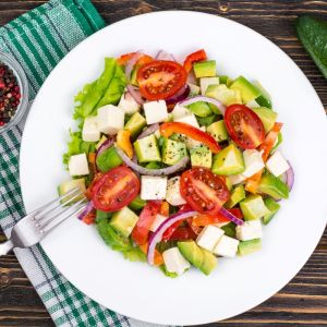 Sałatka z awokado i pomidorem