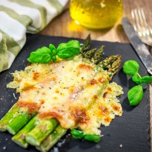 Szparagi w sosie beszamelowym