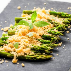 Szparagi z bułką tartą