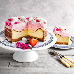 Sernik z musem truskawkowym