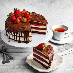 Tort czekoladowy z truskawkami