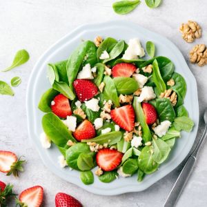 Sałatka ze szpinakiem i truskawkami