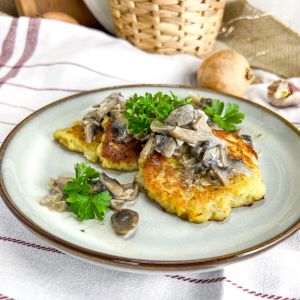 Placki ziemniaczane z sosem pieczarkowym