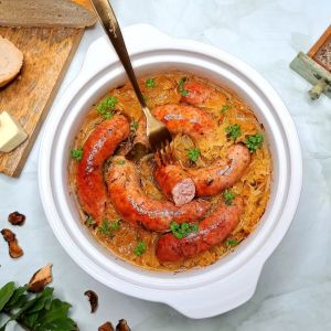 biała kiełbasa na kapuście kiszonej