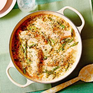 Zapiekanka z łososiem i szparagami w jednym garnku