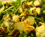 Miodowa sałatka z rukoli z gruszkami i serem gorgonzola