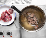 Gulasz z żołądków – gotowanie mięsa