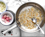 Gulasz z żołądków – smażenie cebuli i czosnku