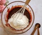 Brownie z masłem orzechowym – mieszanie ciasta