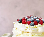 tort bezowy z mascarpone i owocami