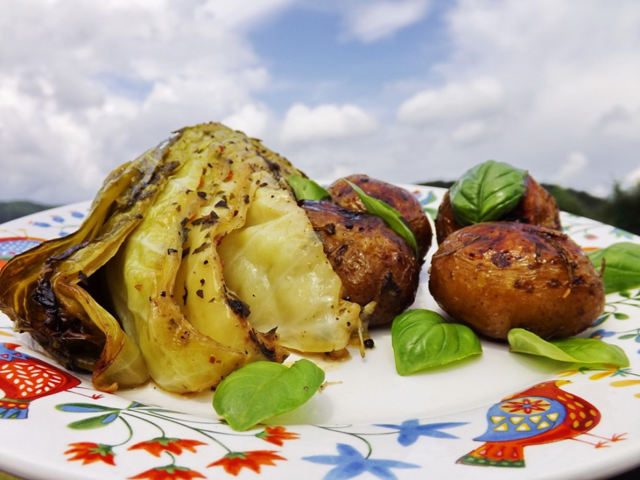 grillowana_kapusta_i_ziemniaki_z_pasta_warzywna