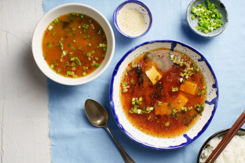 Bulion dashi to wywar przygotowany z dwóch składników: