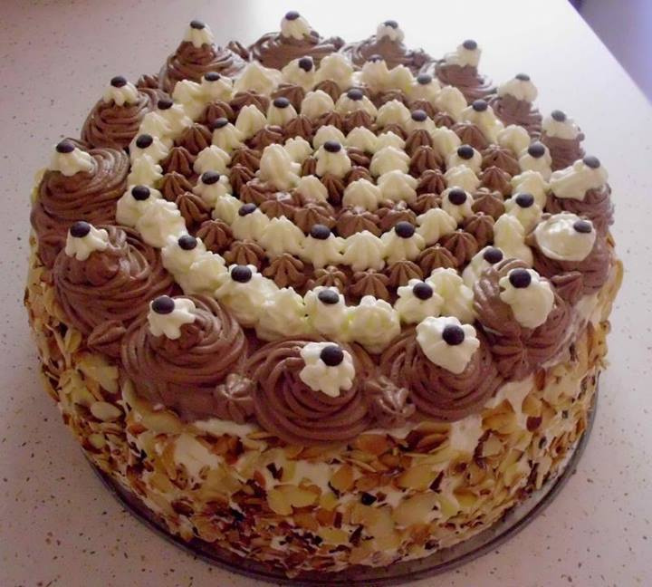 Tort Smietankowo Czekoladowy Z Migdalami Przepis Na Tort