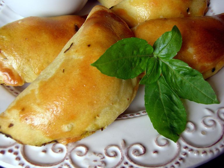 pieczone_pierogi_ze_szpinakiem_i_suszonymi_pomidorami