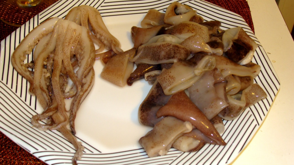 kalamarnica_duszona_w_czerwonym_winie_i_pomidorach