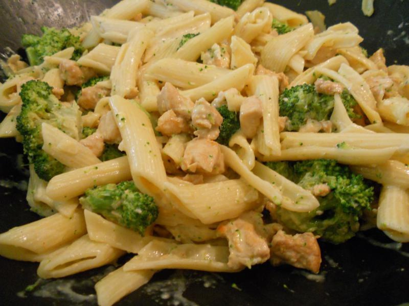 makaron_penne_z_brokulami_w_sosie_smietanowym