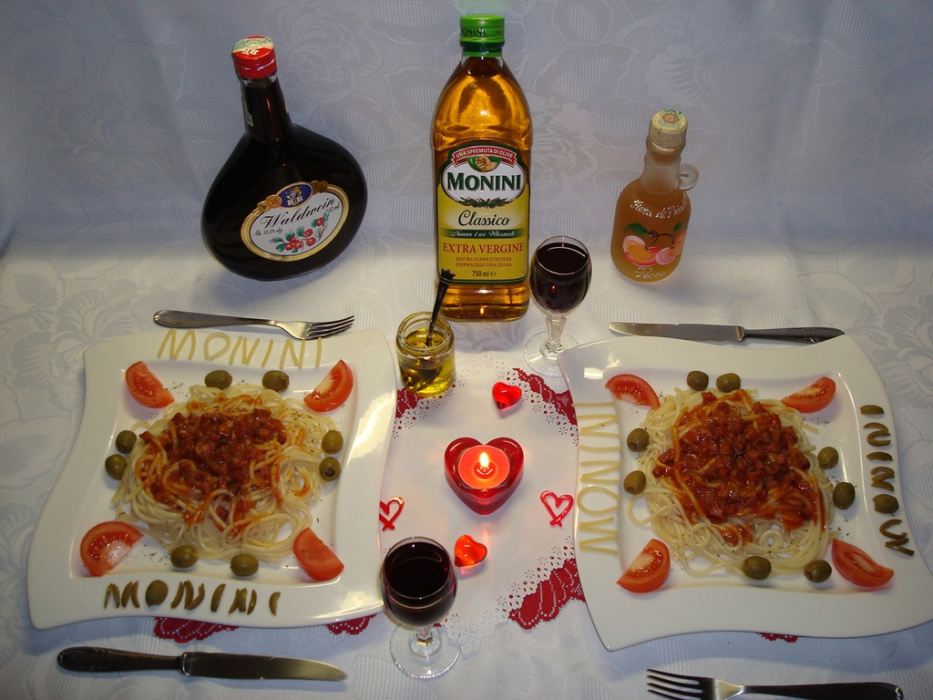 spaghetti_z_podsmazana_kielbaska_i_sosem_pomidorowym