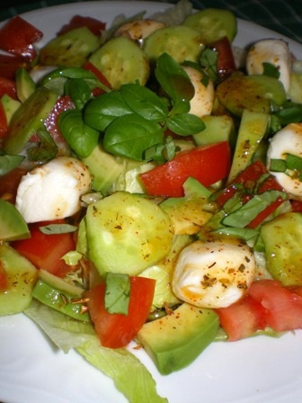 salatka_z_mozarella_ogorkami_i_pomidorem