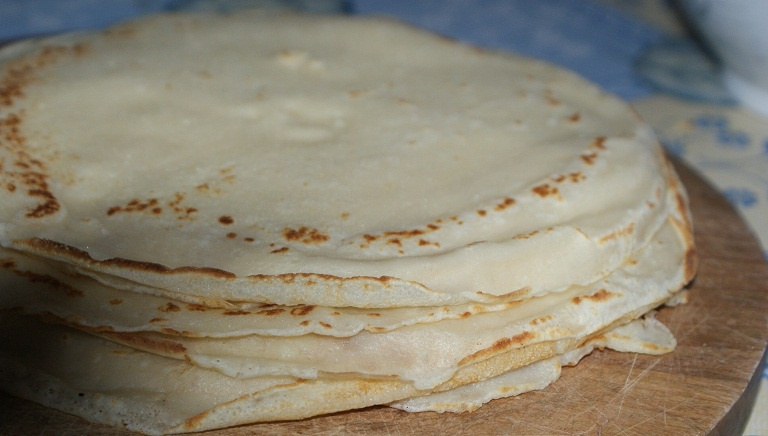 nalesniki_z_chinszczyzna_polane_sosem_czosnkowym