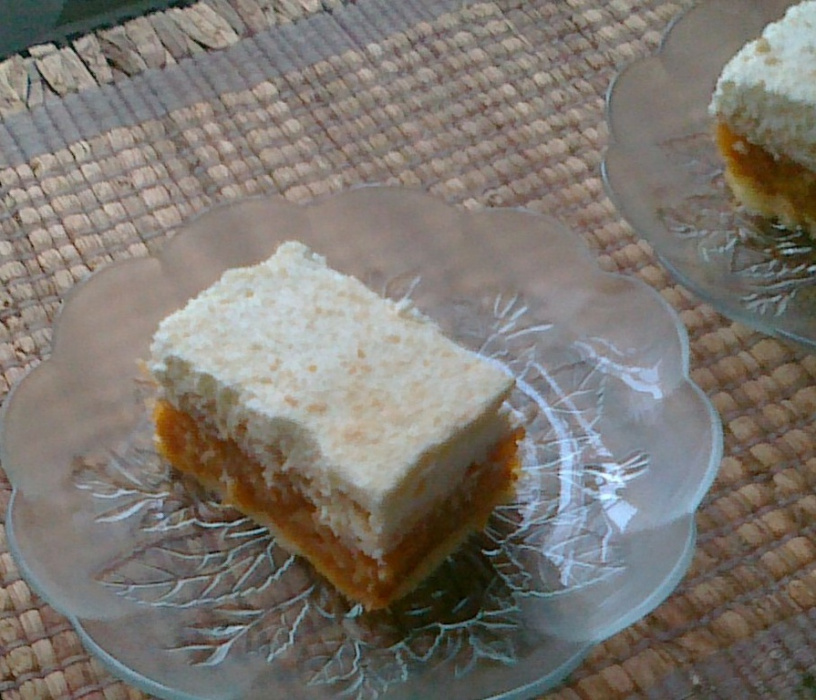 biszkopt_z_jablkami_i_bita_smietana