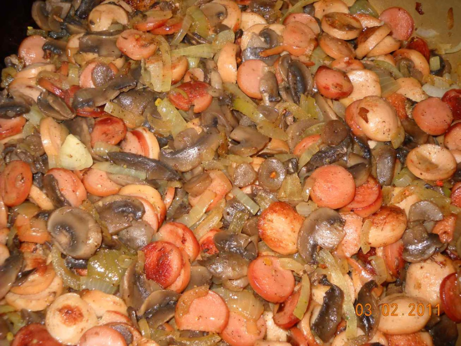 szybki_obiad_z_parowkami_i_pieczarkami