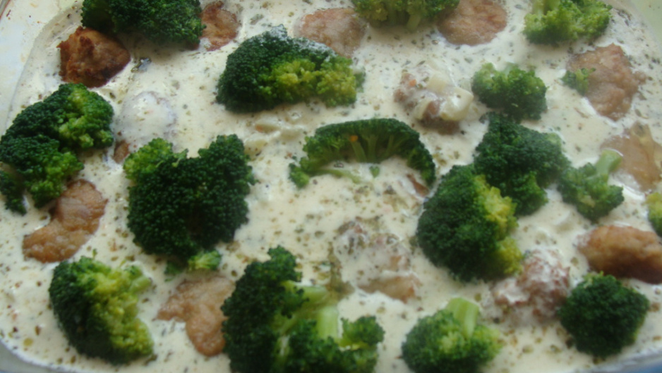 pulpety_zapiekane_w_sosie_smietanowym_z_brokulami