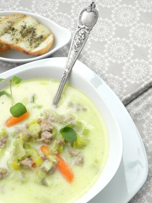 zupa_z_pora_z_serkiem_i_miesem_mielonym