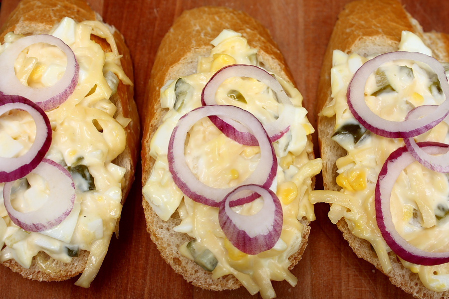 Pasta jajeczna z żółtym serem i ogórkiem. przepis Mojegotowanie.pl