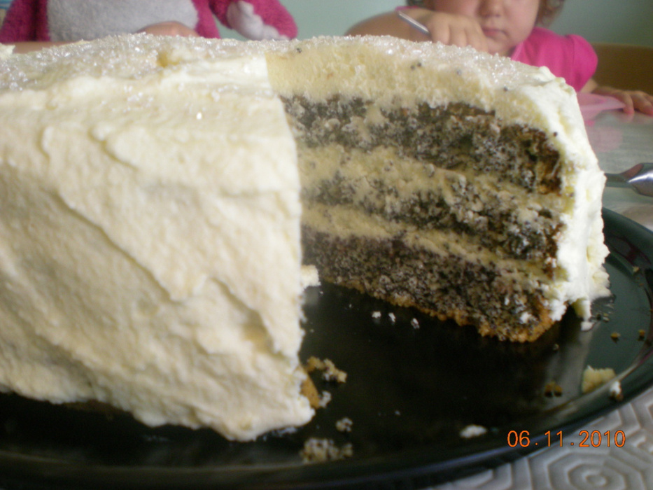Tort makowy z kremem z bialej czekolady