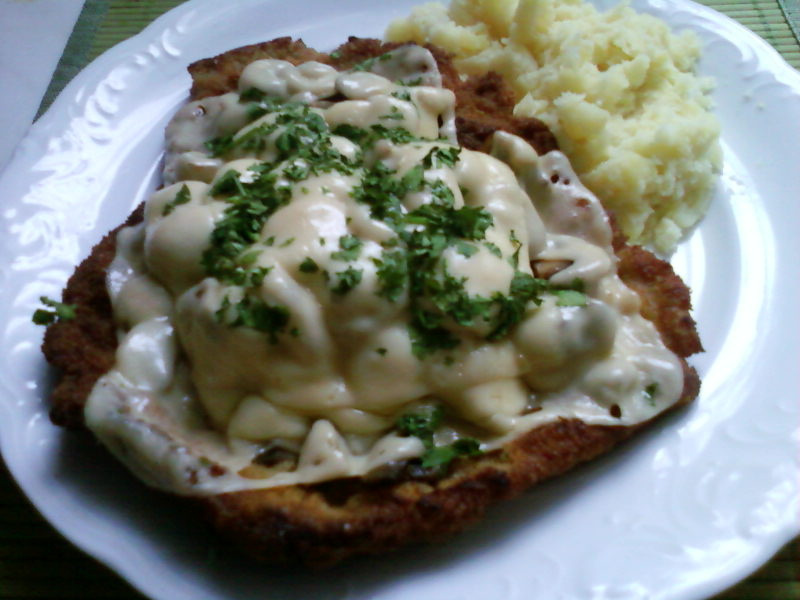 kotlet_z_pieczarkami_zapiekany_serem