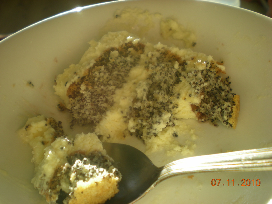 tort_makowy_z_kremem_z_bialej_czekolady